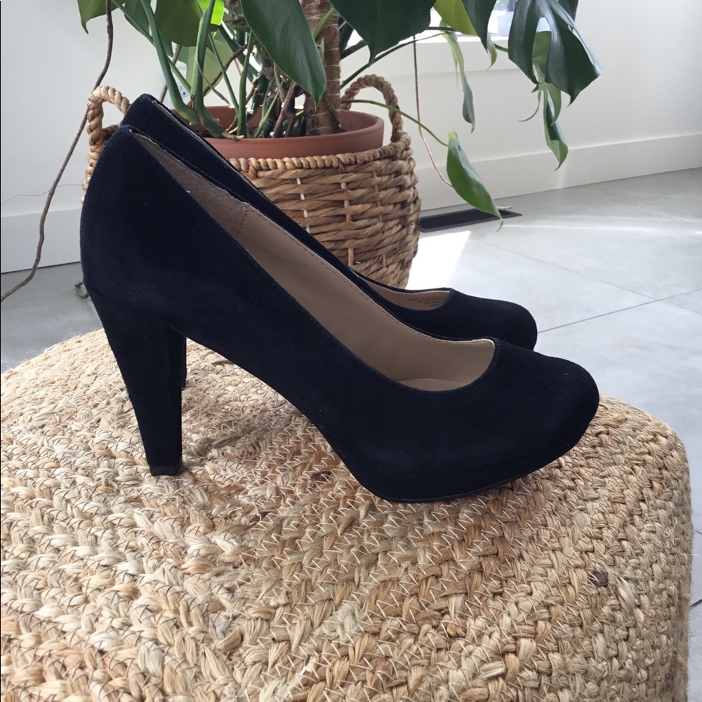 High-heeled black suede shoe with a small platform
